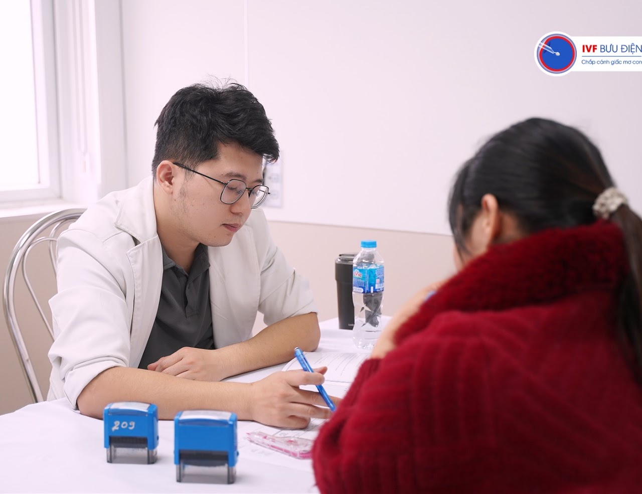 Bác sĩ Đào Đức Tùng đang tư vấn cho người bệnh