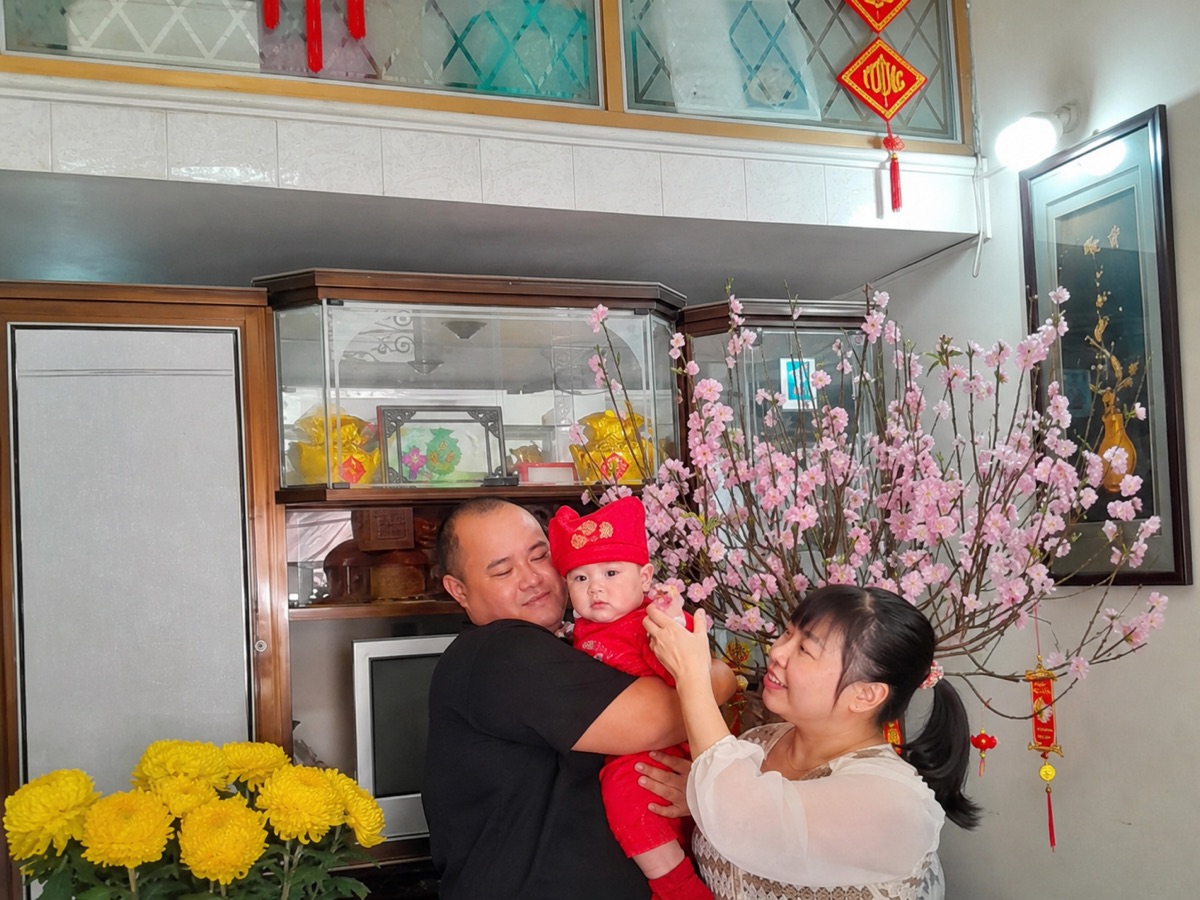Gia đình chị P.N. bên em bé sau hành trình điều trị